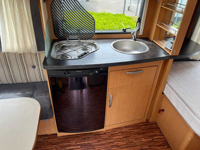 Hymer Sporting 465 | Mover enti&egrave;rement automatique | Auvent comme neuf | Sommier &agrave; lattes | Coin salon convertible | Auvent | Lit fran&ccedil;ais | Porte-v&eacute;los photo : 9