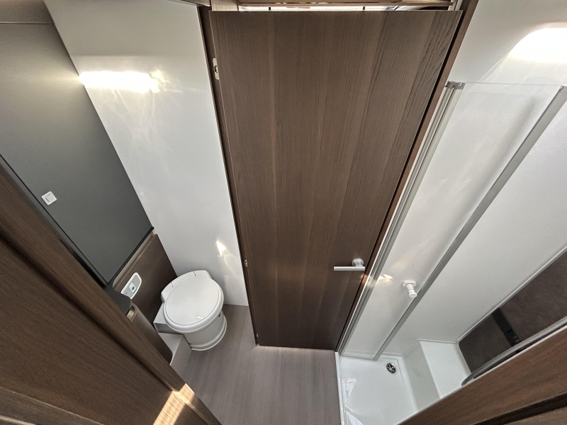 Adria Coral Supreme 670 DL 180PS Automatik Foto: 11