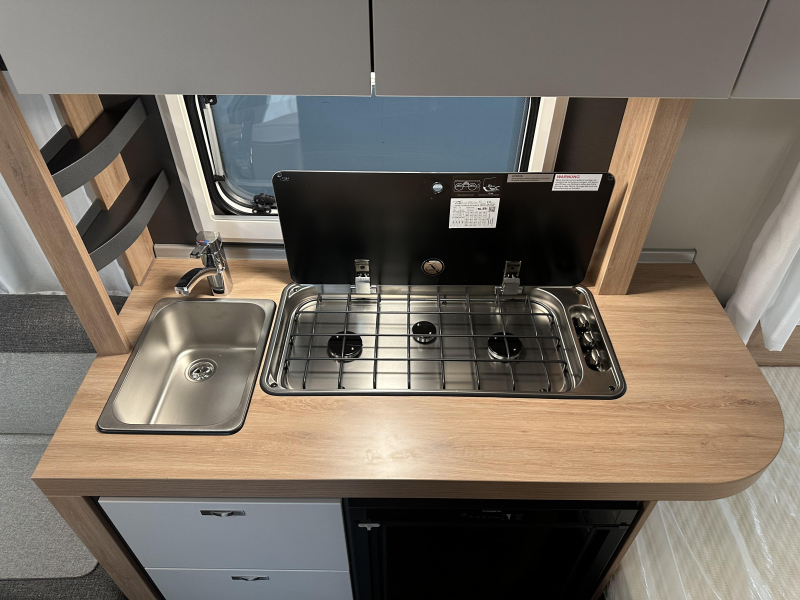 Knaus Sport 450 FU fransbed / rondzit | A69  foto: 8