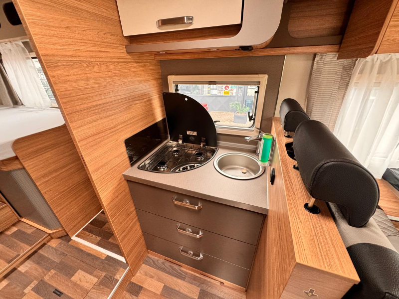 Weinsberg CaraSuite 700 ME EH478 ensuite badkamer  foto: 17