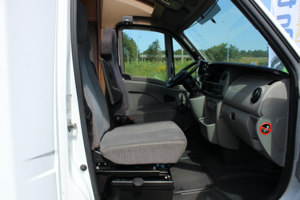 Knaus Sun Ti 700 Meg, Cama transversal, Garaje, Asientos delanteros giratorios, Media dinette, banco de asientos. A&ntilde;o 2008 Marum (Groningen) foto: 20