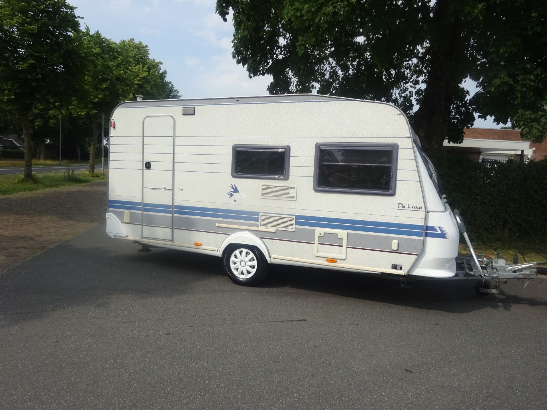 Hobby De luxe 440SF Met Brede Keuken +Vast Bed en Treinzit foto: 3