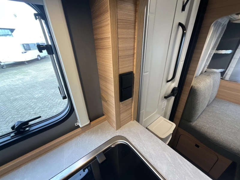 Dethleffs Summer Edition 460 EL SINGLE BEDS-XL FRIDGE photo: 13