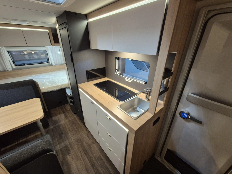 Knaus Sport 500 QDK met 3 stapelbedden!  foto: 14