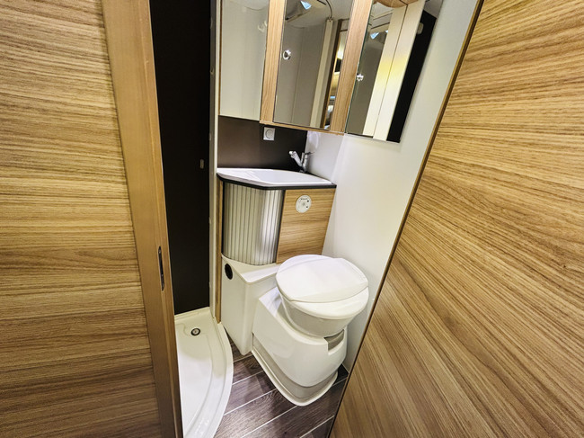 Adria CORAL S 600SL Plus, Autom&aacute;tico, Camas individuales, 1er Propietario 150CV foto: 17