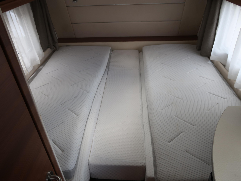 Dethleffs Nomad 470 ER MET VOORTENT ISABELLA  foto: 9