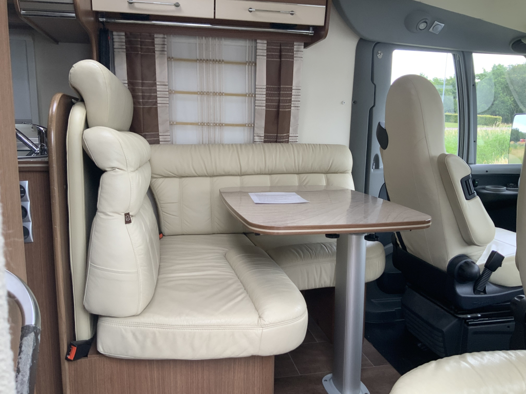 Bürstner Aviano 727 2.3 AUTOMAAT  150  PK integraal ,  Motor-airco  , Queens-bed , gelijkvloers , zij  zitgroep Bj. 2012 Camper centrum on the road foto: 14