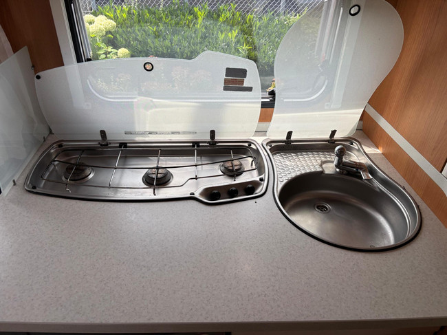 Eifelland Holiday 460 W614700 | 2 Enkele bedden | Mover volautomaat | Voortent met Luifel | Fietsendragers | 3-Pits gasfornuis foto: 11