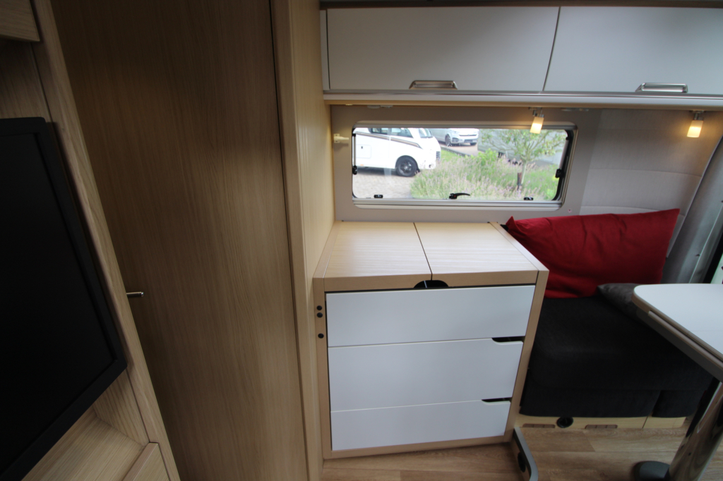Niesmann-bischoff Smove 7.4 E foto: 2