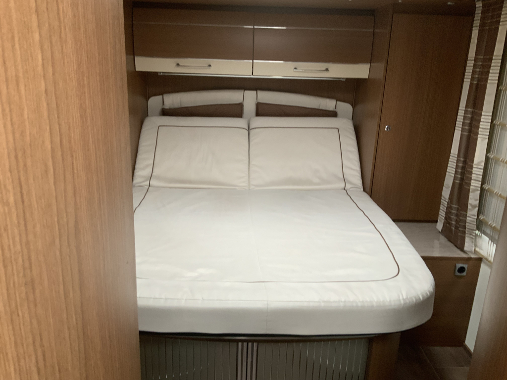 Bürstner Aviano 727 2.3 AUTOMAAT  150  PK integraal ,  Motor-airco  , Queens-bed , gelijkvloers , zij  zitgroep Bj. 2012 Camper centrum on the road foto: 4