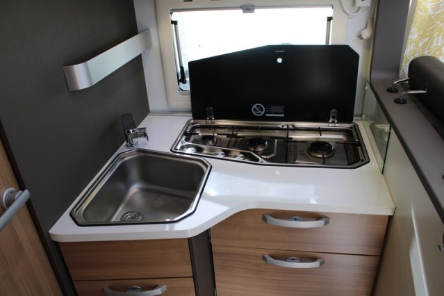 Adria Coral S 670 SC met elektrisch in hoogte verstelbaar Queensbed slechts 40801 km (65  foto: 33