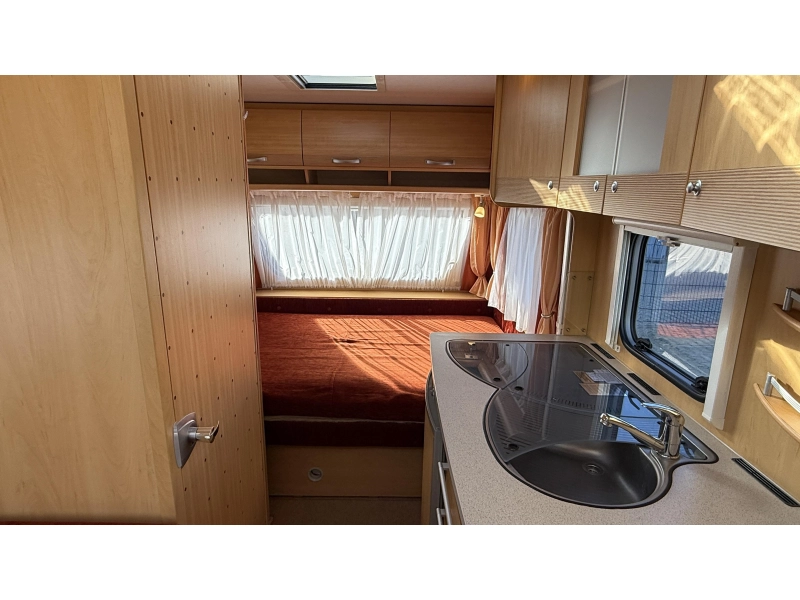 Dethleffs Camper 440 DB dwars bed zit toilet  foto: 2