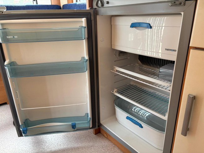 Eifelland Holiday 460 W614700 | 2 Enkele bedden | Mover volautomaat | Voortent met Luifel | Fietsendragers | 3-Pits gasfornuis foto: 12