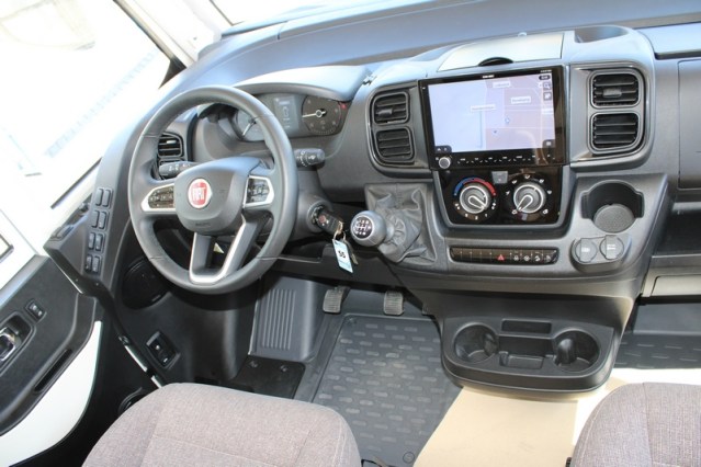 Hymer Exsis i 474 Fiat 160 CV compacto, estrecho, ligero, con camas individuales y cama abatible (55 foto: 24