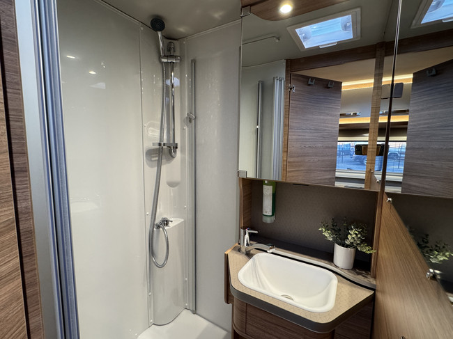 Weinsberg CaraCompact Pepper Edition 600 MEG 140 CV Autom&aacute;tico 9 velocidades Euro 6 Fiat Ducato 8 **Camas individuales/Portabicicletas/Sat&eacute;lite/Smart TV foto: 23