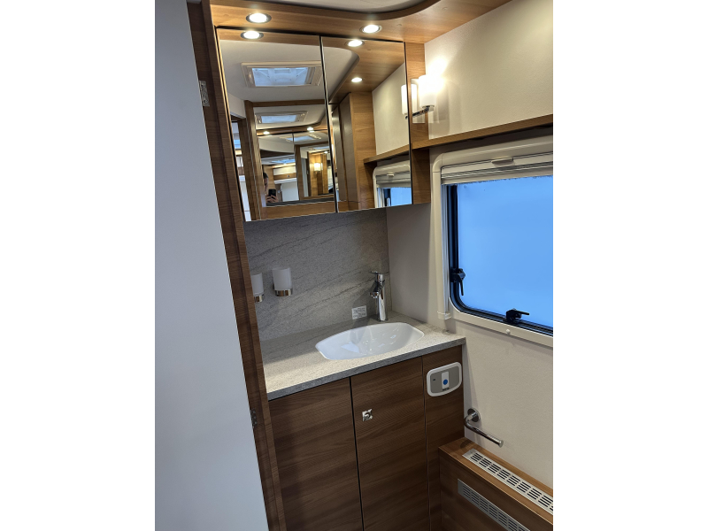 Dethleffs Globetrotter 7850 XLI DBM Premium, Placards sup&eacute;rieurs photo : 20