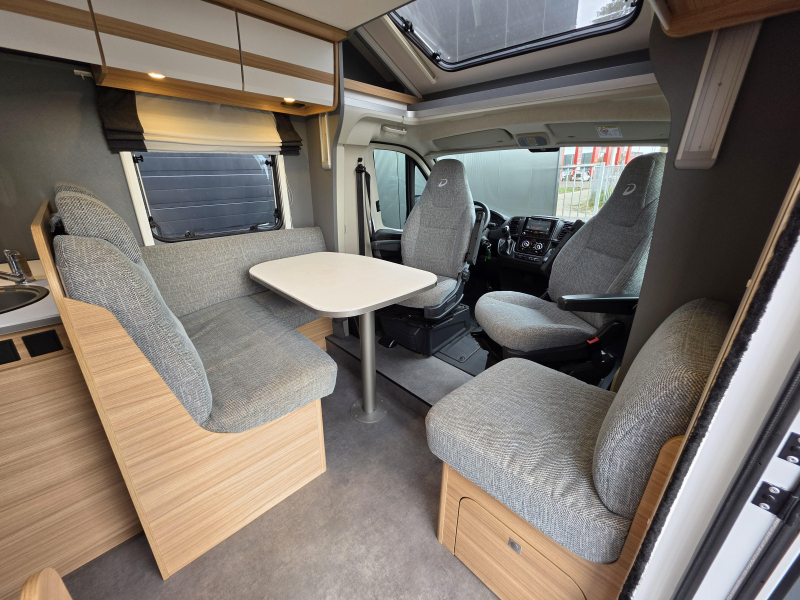 Dethleffs Just 90 T 7052 DBM Queensbed / Hefbed  foto: 10