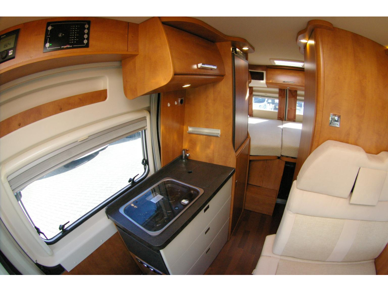 Carthago Malibu 600 Automaat, Dwarsbed.  foto: 11