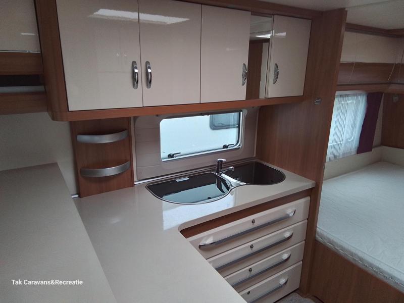 Hobby Excellent 560 CFE Frans bed en C zit  foto: 3