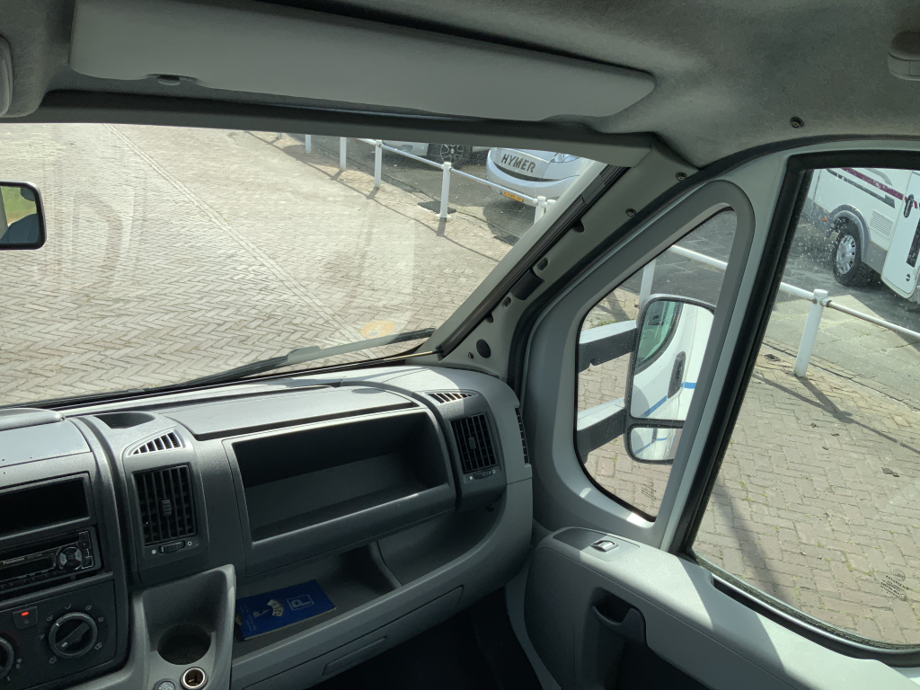 Adria   Compact   2.3 MultiJ. 130 PK , Half-integraal  , Frans-bed achter , Motor-airco , Trekhaak , Kleine camper , Bj. 2009 Camp centrum on the road Marum foto: 18