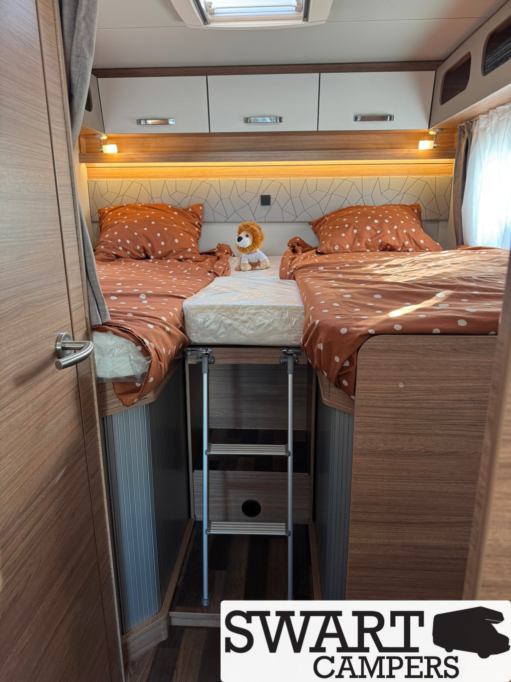 Weinsberg CaraSuite 700 ME, 180 pk Automaat 5 gordelplaatsen Hefbed Enkele bedden foto: 19