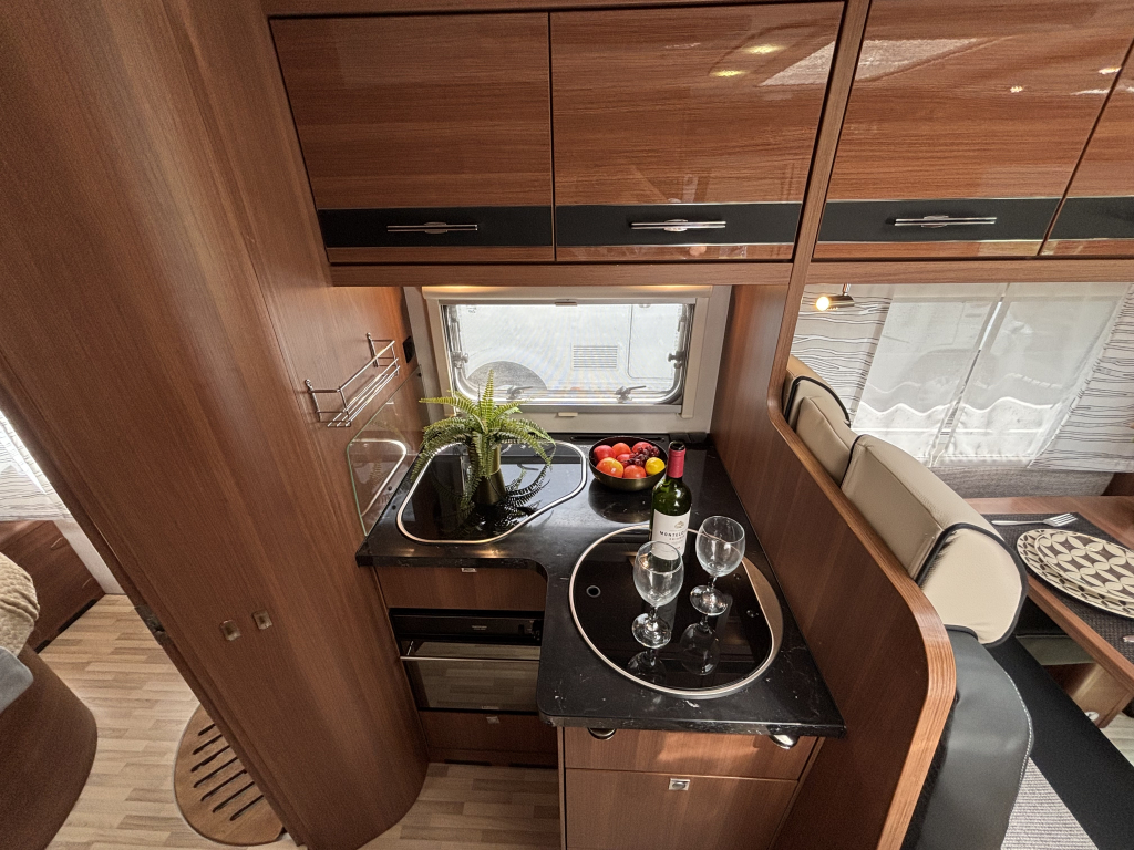 LMC Black Edition 722 CAMA QUEEN PANEL SOLAR GLP AIRE ACONDICIONADO DE TECHO foto: 5