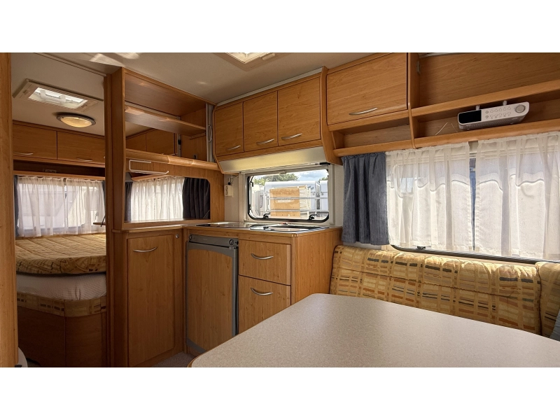 Knaus Blue Line 450 TF frans bed rondzit toilet  foto: 5