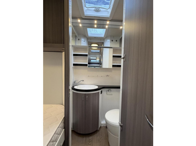 Hobby Optima Ontour T 70 E Single Beds Large Bathroom Awning photo: 19