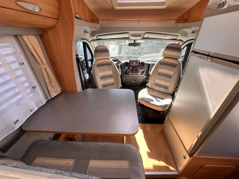 Adria Coral 660 SL 160PK Lengtebedden Airco  foto: 14