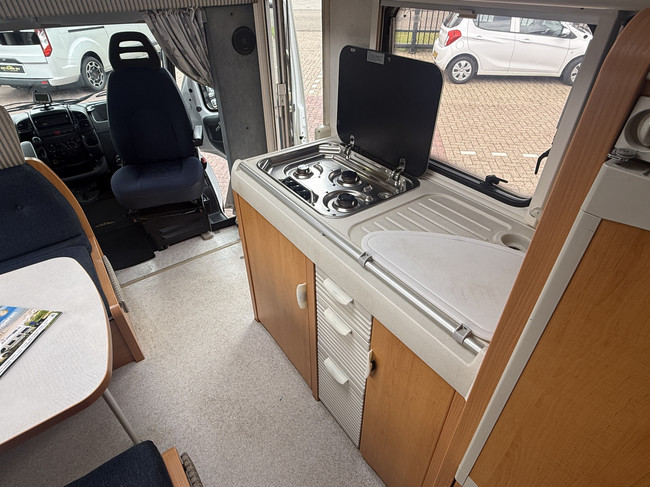 Hymer C 644 Alkoven Querbett+Hochbett Vollausstattung in sehr gutem Zustand Klimaanlage Markise TV elektr. Satellitensch&uuml;ssel 2x Solarpaneele gro&szlig;e Garage Wechselrichter Anh&auml;ngerkupplung Foto: 20
