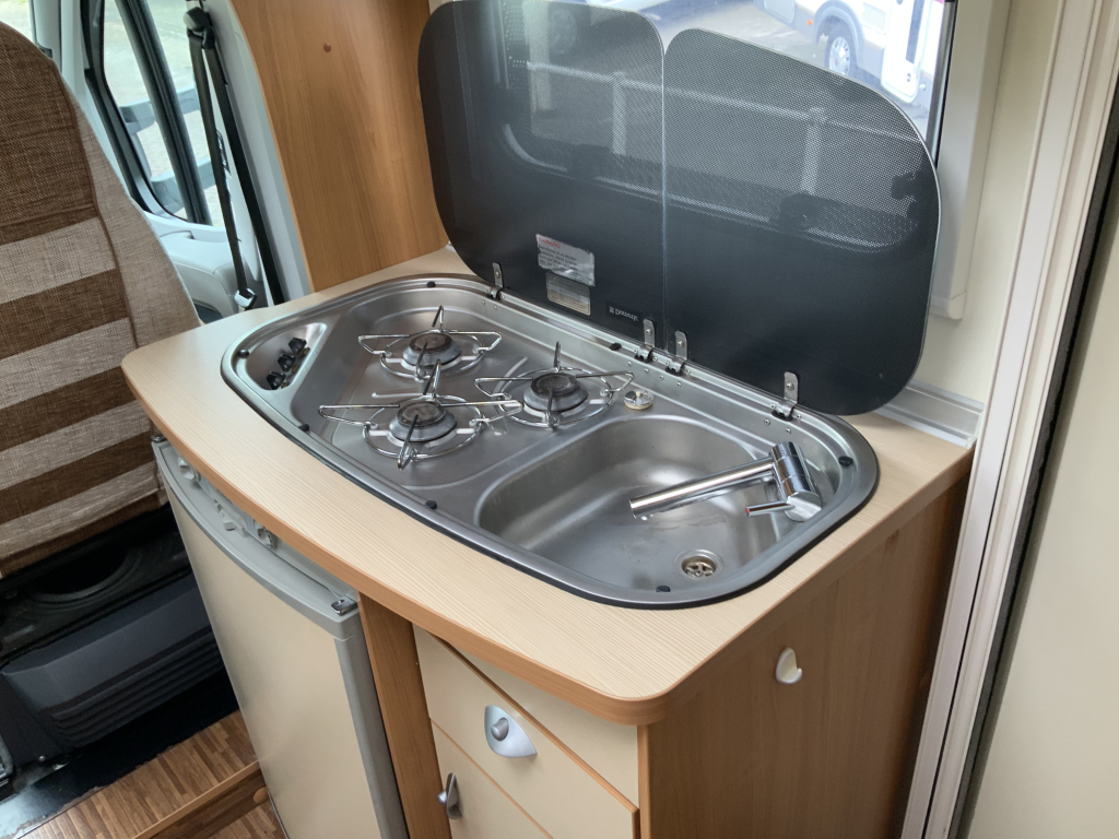 Bürstner Nexxo 569 Halfintegraal, Treinzit, Fransbed, twee draaistoelen, kleine camper, Bj. 2010 Camper centrum on the road  foto: 14
