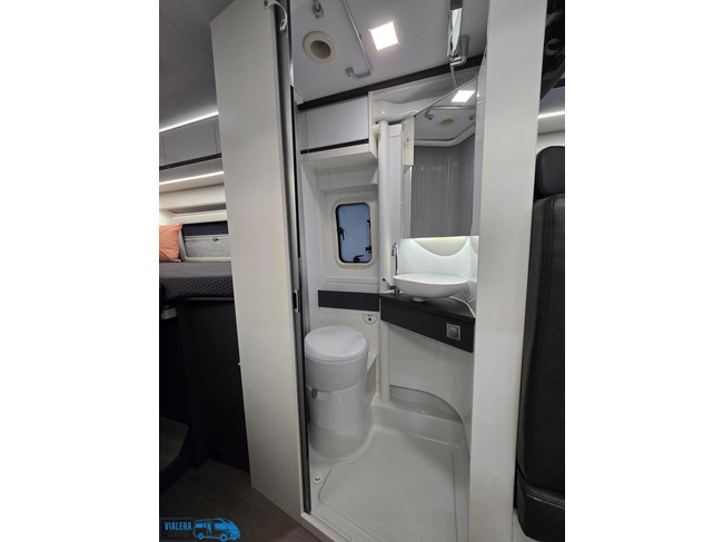 Adria Twin Supreme 640 SLB *Automaat 180pk* Lengtebedden foto: 20