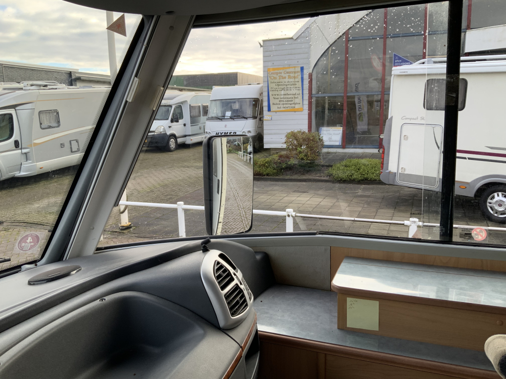 B&uuml;rstner El&eacute;gance 660 Integral, Cama francesa y cama abatible, Asientos giratorios, Patas de apoyo hidr&aacute;ulicas, A&ntilde;o 2004 Camper Centrum On the Road en Noorderringweg 4 en Marum. foto: 21