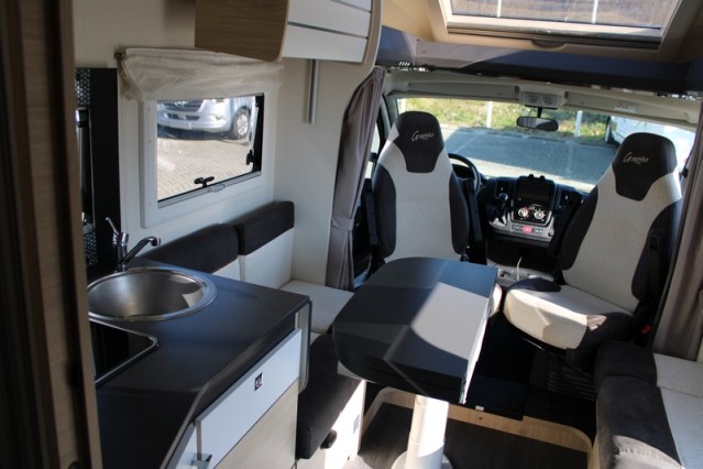 Challenger Graphite Vip Edition T 328 idem Chausson 788 AUTOM&Aacute;TICO Fiat 140 cv equipado con cama Queen y cama abatible 4 pers. (76 foto: 23