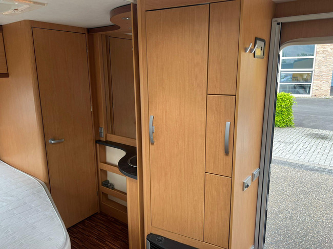 Hymer Sporting 465 | Mover enti&egrave;rement automatique | Auvent comme neuf | Sommier &agrave; lattes | Coin salon convertible | Auvent | Lit fran&ccedil;ais | Porte-v&eacute;los photo : 23