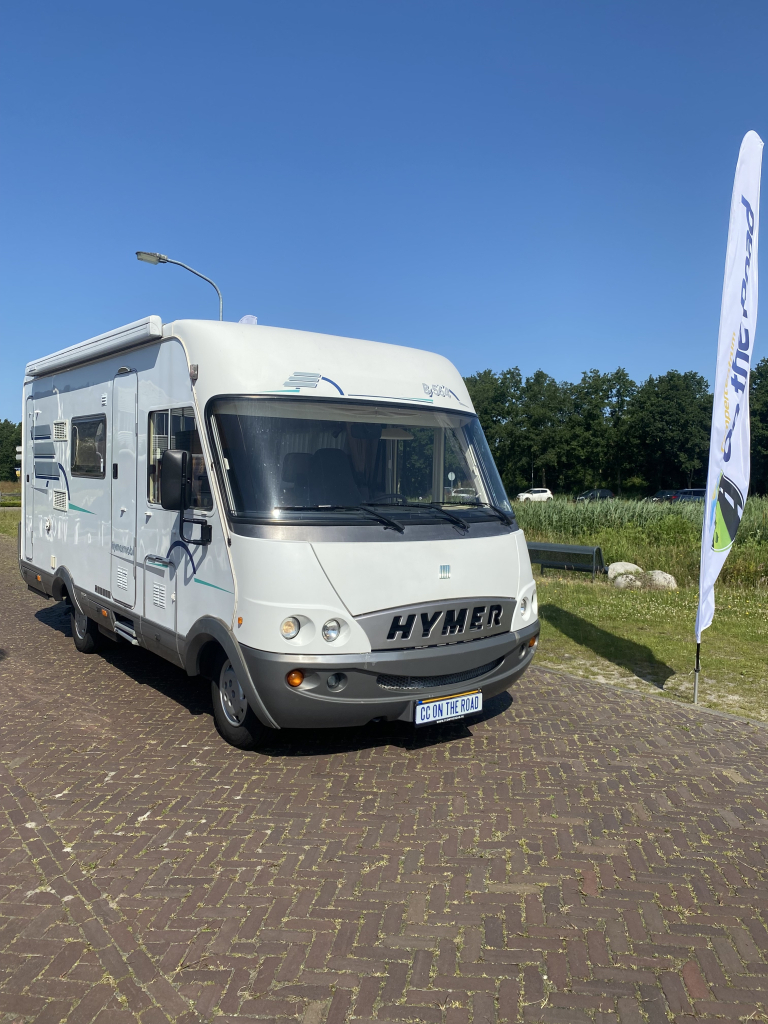 Hymer B 564 2.8 i, d, TD 122 HP Integral, Lift-up bed at the front, Train seat, Central kitchen, 4 pers., etc. Built in 2000. B 564 Camper center on the road