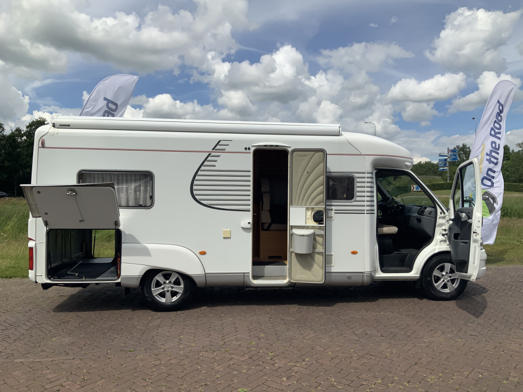 LMC  Fiat Ducato  2,8 JTD  128 PK , AUTOMAAT   Half-integraal ,  Motor-airco , 2 Lengte-bedden ( Laag ) , Alko-chassis  etc. Bj 2003 Camper centrum on the road Marum  foto: 2