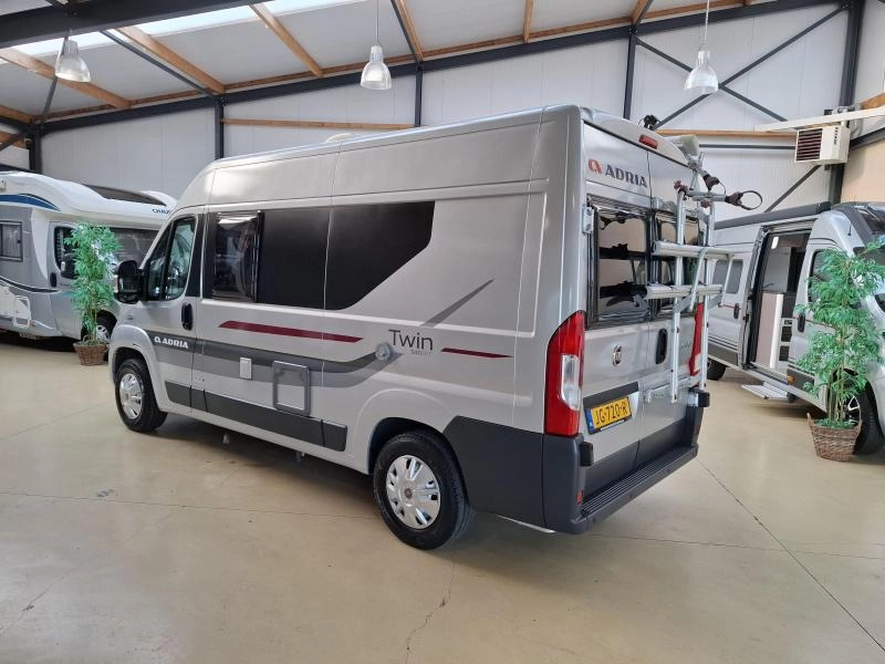 Adria Twin Titanium 540 SPT 130PK Dwars bed Airco  foto: 4