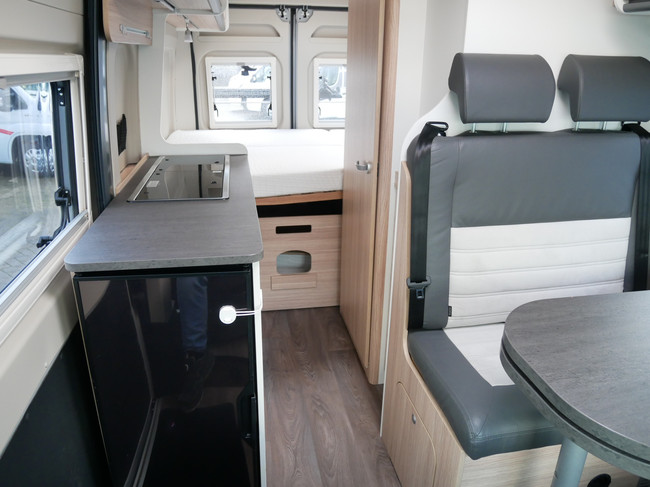 Sunlight Cliff 600 XV, 6 Meter Buscamper, Dwarsbed foto: 11