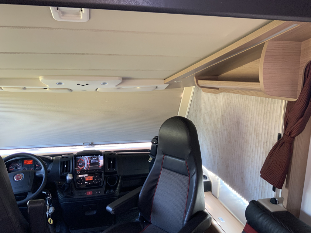 Carthago Malibu I 460 AUTOM&Aacute;TICO 150 CV Integral, Camas longitudinales y Cama abatible, Garaje, Aire acondicionado de motor, Aire acondicionado de techo, Sistema de nivelaci&oacute;n, Centro de autocaravanas en la carretera Marum foto: 19