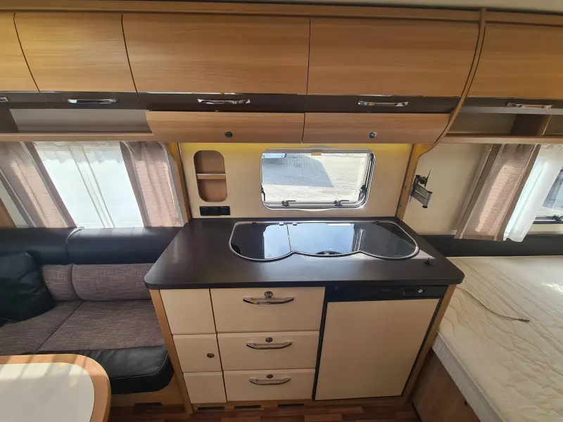 LMC Passion 440 D Voortent en mover  foto: 10