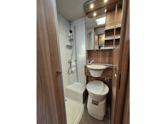 Weinsberg CARACOMPACT 600 MEG R 57 131 CV CAMAS INDIVIDUALES PORTABICICLETAS BEARLOCK foto: 18