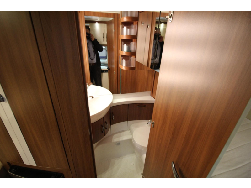 Hobby Excellent 455 UF Thule 6300 Airco Voortent  foto: 12