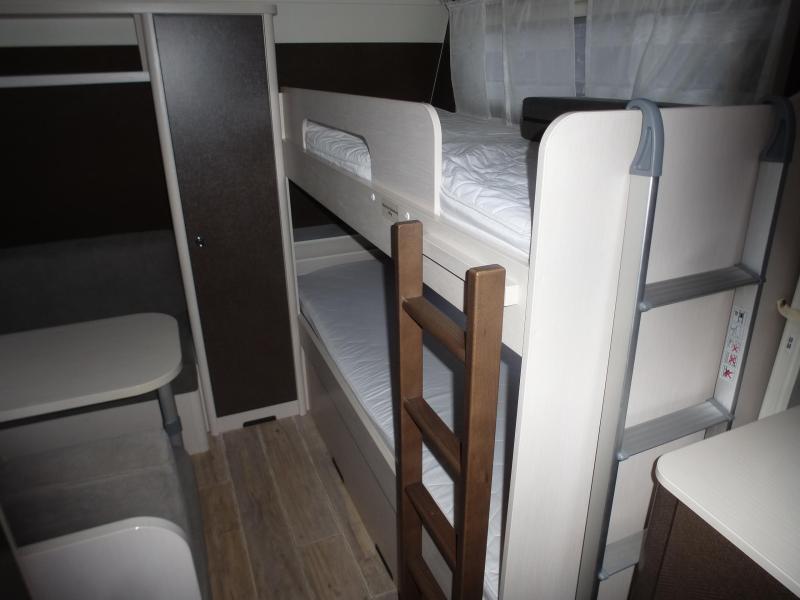 Dethleffs C'Go UP 525 KR 7 slaap plaatsen  foto: 7