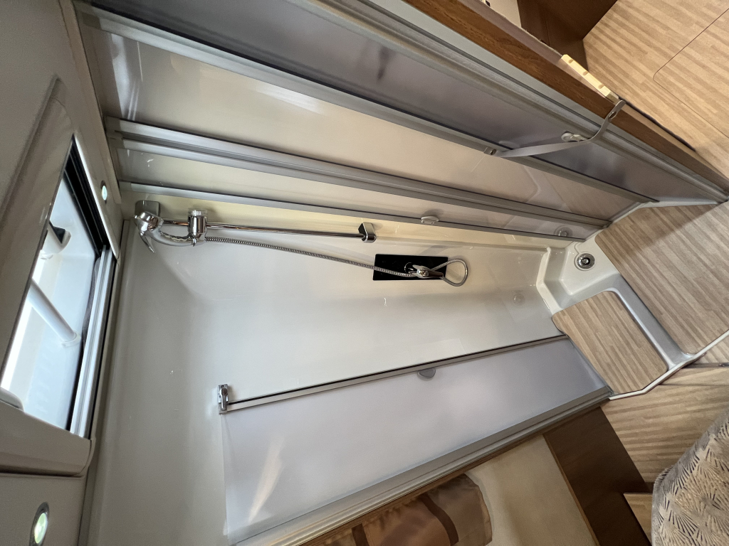 Carthago C-Tourer I 144 QB QUEENSBED+HEBED TREKHAAK DAKAIRCO foto: 11