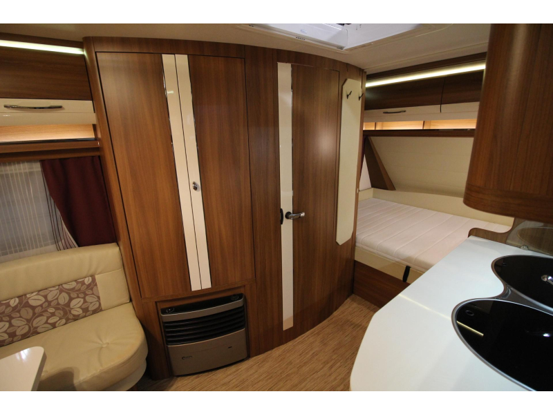 Hobby Excellent 455 UF Thule 6300 Airco Voortent  foto: 7