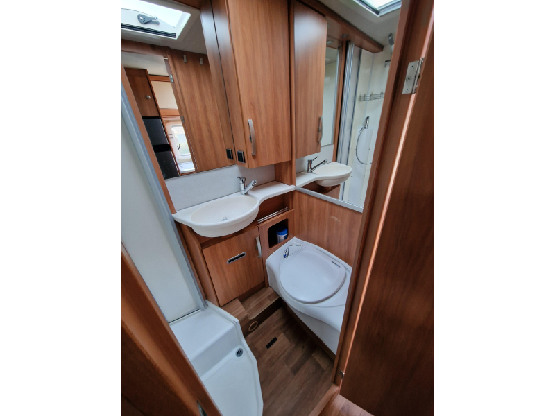 Hymer Exsis-T 588 enkele bedden  foto: 6