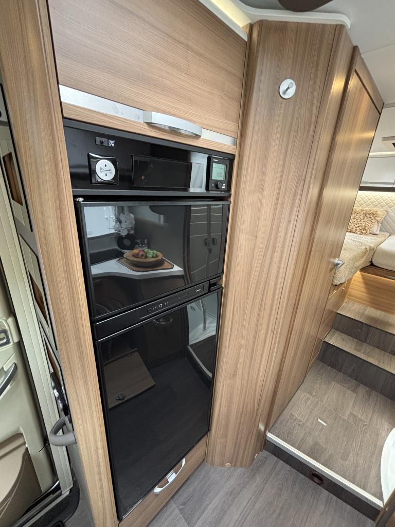 Adria MATRIX PLUS 670 SL ENKELE BEDDEN+HEFBED AUTOMAAT foto: 7