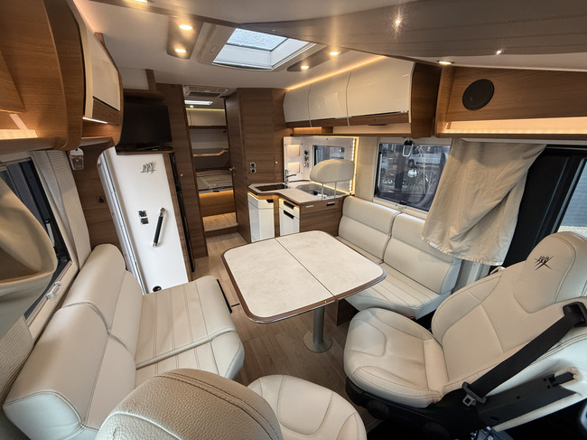 RAPIDO 896 F 160 PK face to face slechts 12.000 dkm Queensbed+hefbed luifel 2x tv camera grote garage dakairco Truma hordeur foto: 12