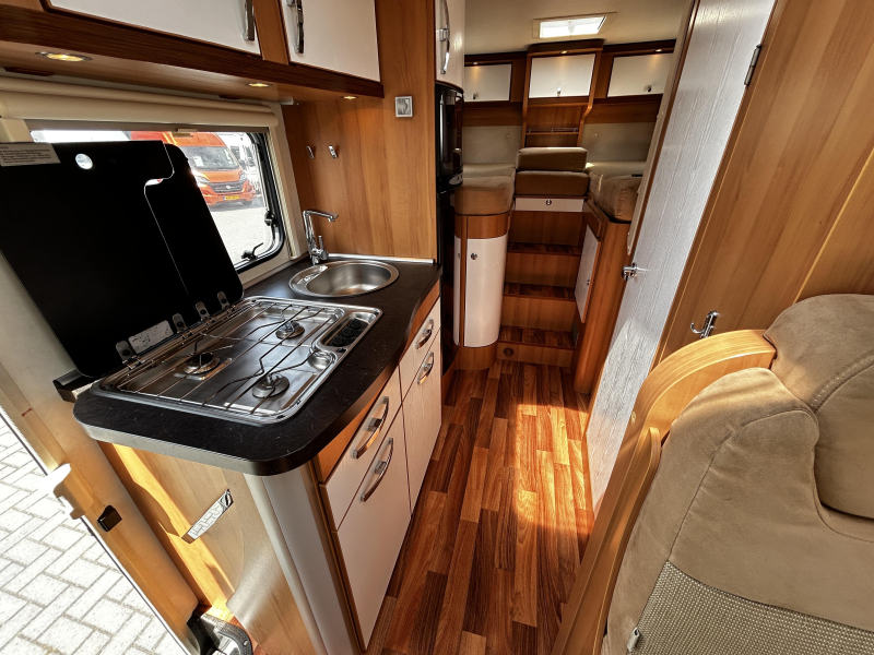 Hymer Tramp CL 674 Enkele-bedden/Euro-5/2012  foto: 11